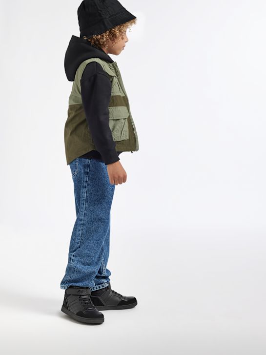 la fila superior de entrenador negro deichmann