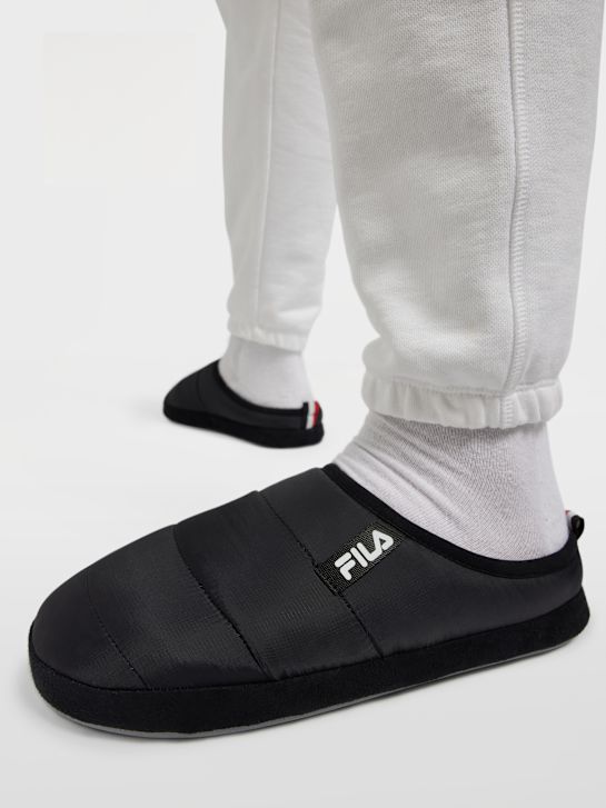 la fila de la casa de zapatillas negro deichmann
