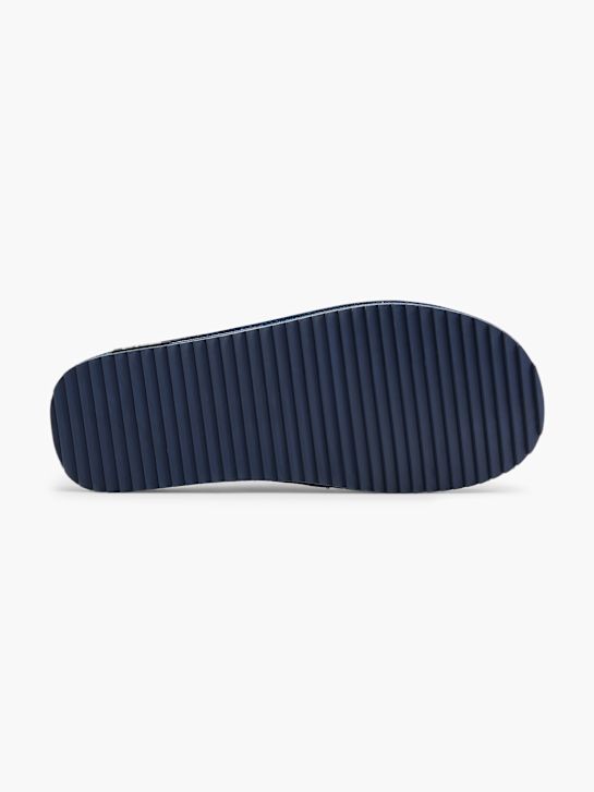 la fila de la casa de zapatillas azul deichmann