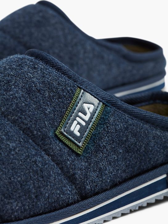 la fila de la casa de zapatillas azul deichmann