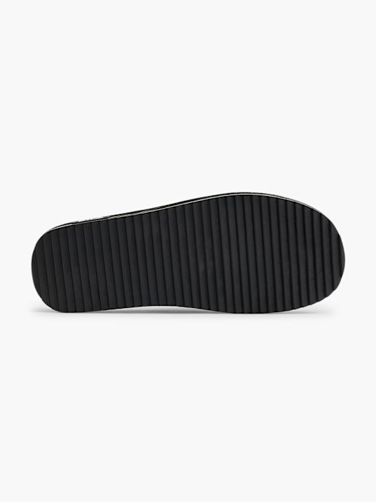 la fila de la casa de zapatillas negro deichmann