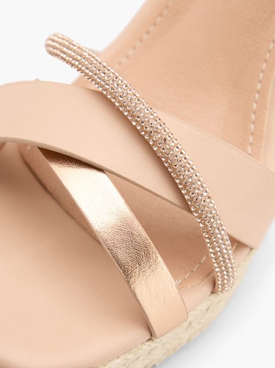 pasarela de tacón de la sandalia de oro deichmann